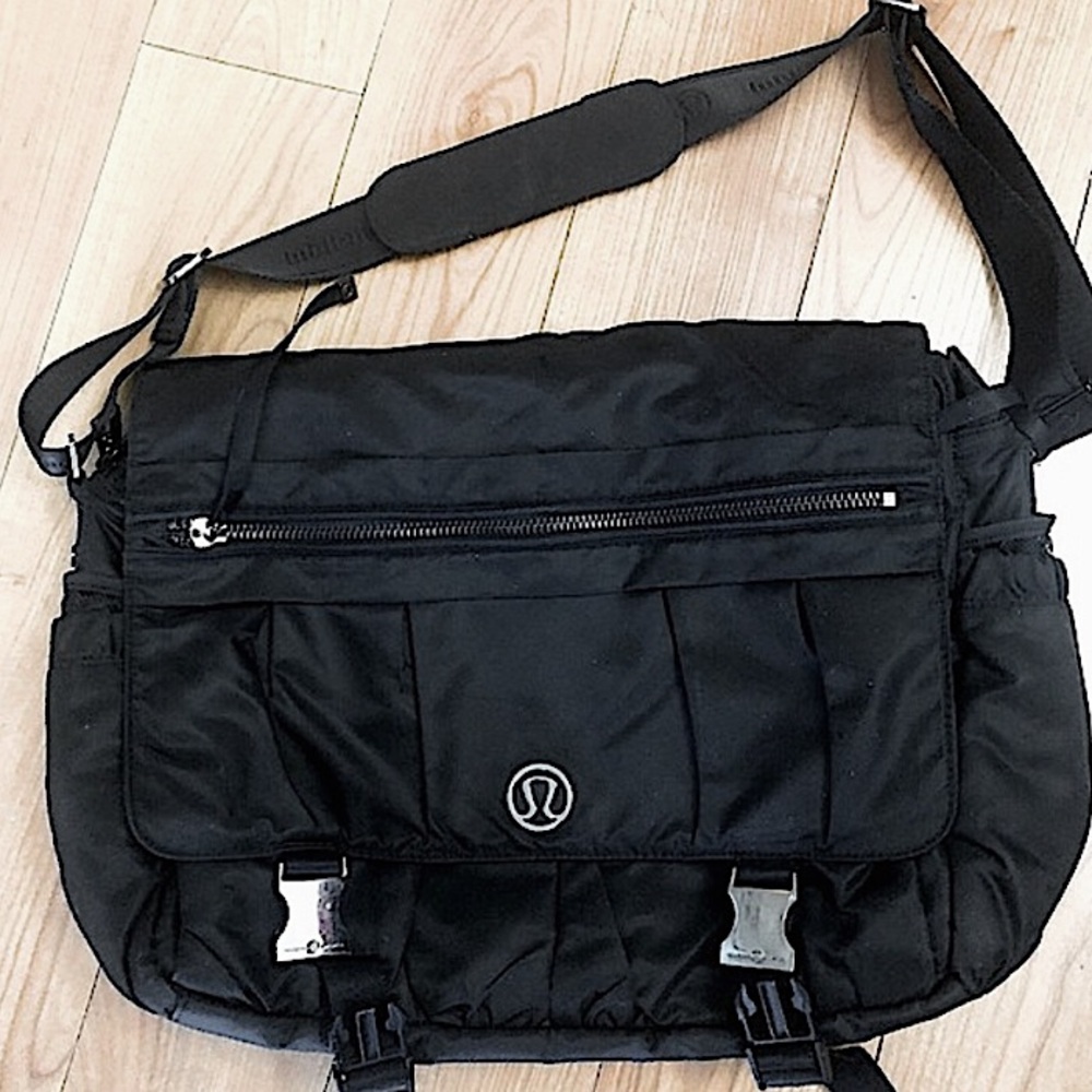 💜Lululemon Messenger / Laptop / Crossbody flap in black